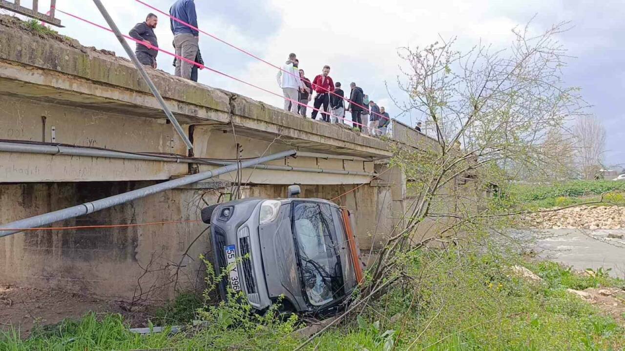 Bursa’da araçlar birbirine girdi! 1’i dereye uçtu: 4 yaralı 2 bursada araclar birbirine girdi 1i dereye uctu 4 yarali 924b7a3bd436