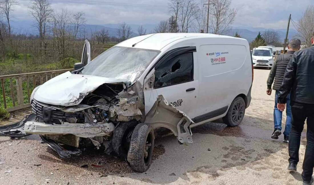 Bursa’da araçlar birbirine girdi! 1’i dereye uçtu: 4 yaralı Bursa’nın İnegöl ilçesinde 3 aracın karıştığı zincirleme trafik kazasında 4