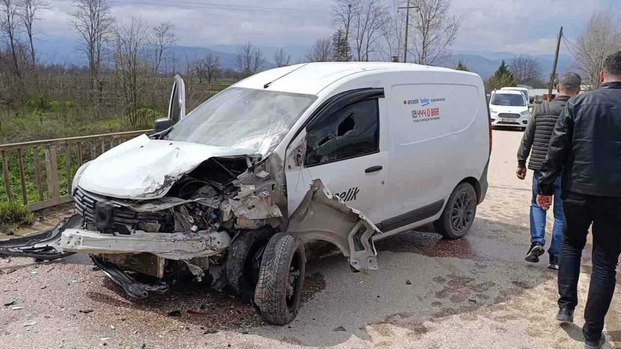 Bursa’da araçlar birbirine girdi! 1’i dereye uçtu: 4 yaralı 3 bursada araclar birbirine girdi 1i dereye uctu 4 yarali c9a8f776cd5a