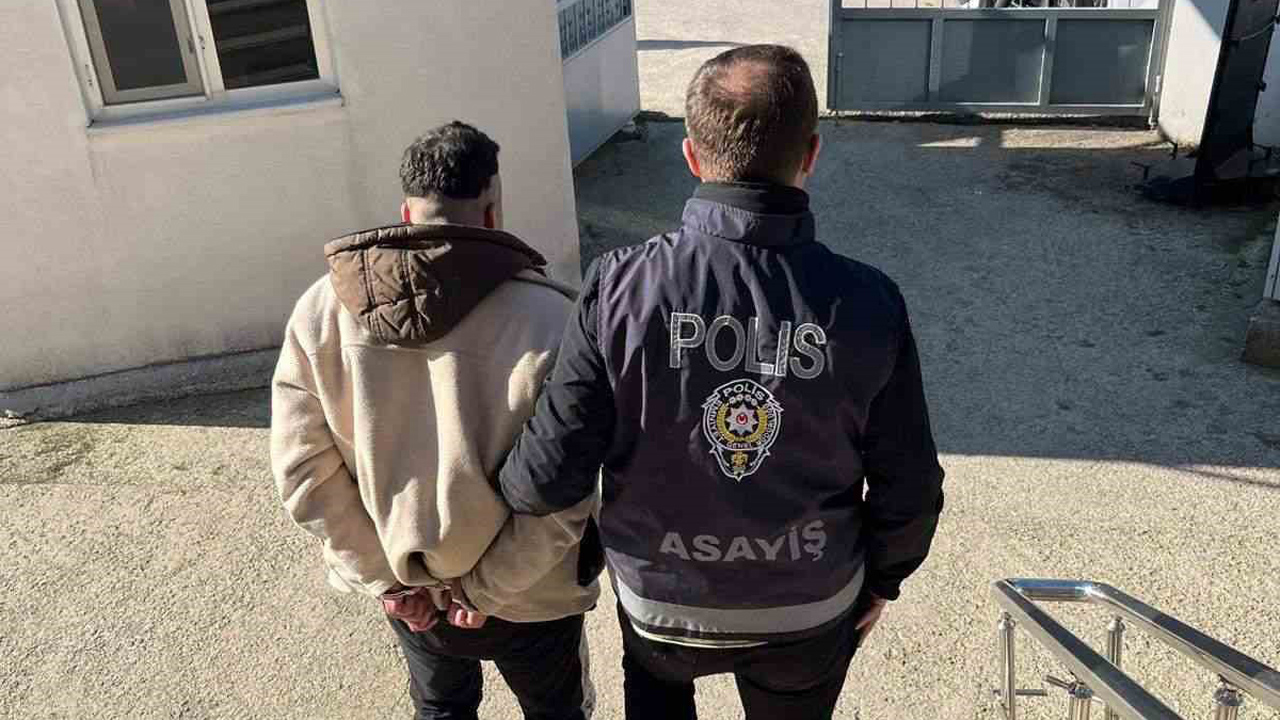 Bursa'da aranan firari yakalandı 1 bursada aranan firari yakalandia98298351895
