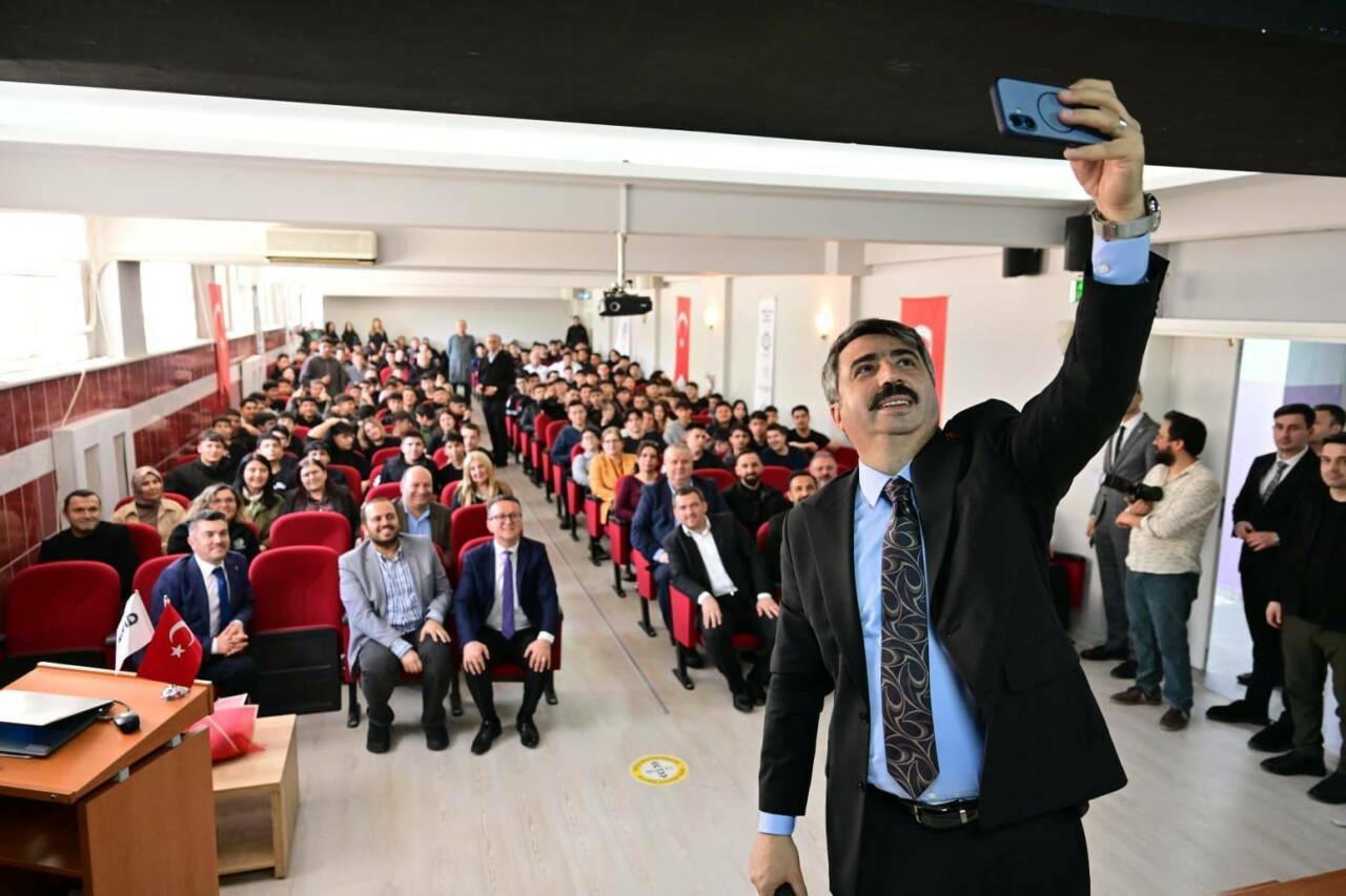 bursada baskan yilmazdan genclere altin tavsiyeler e532b9e26d9d
