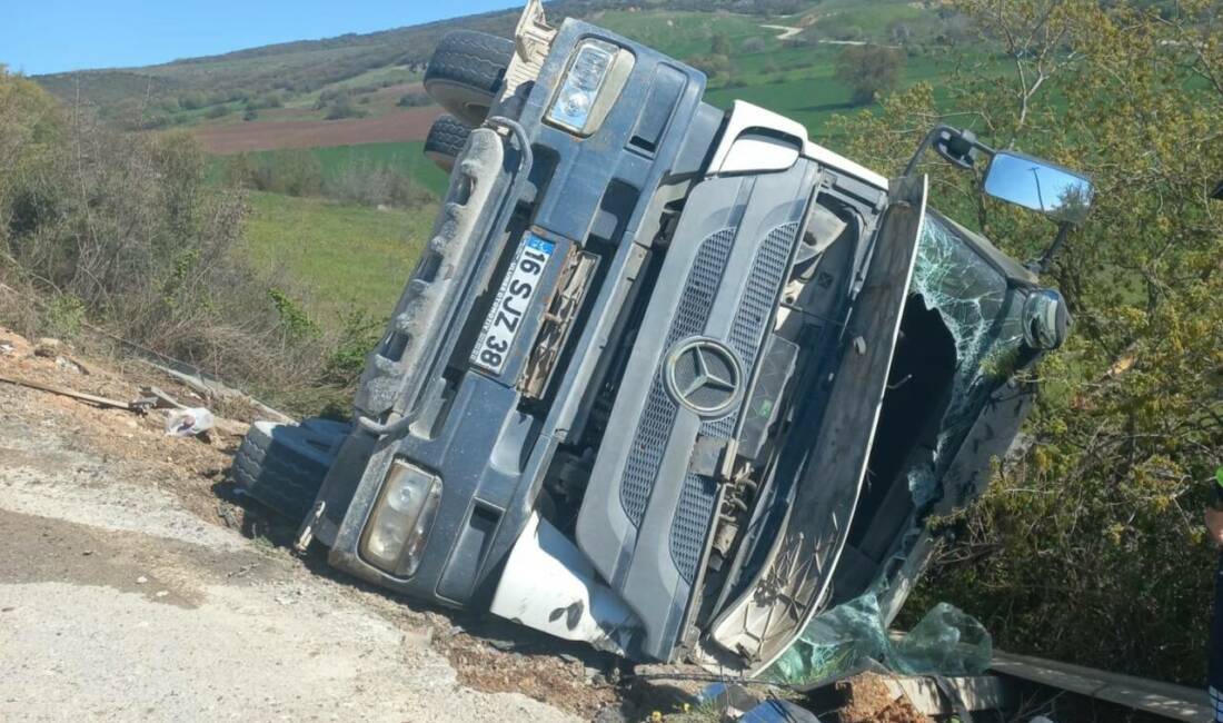 Bursa’nın İnegöl ilçesinde kontrolden çıkan beton mikseri şarampole yuvarlandı. Kaza