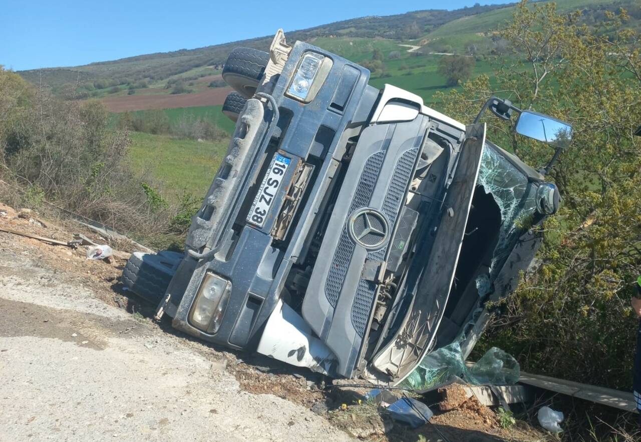 Bursa'da beton mikseri şarampole uçtu! 4 bursada beton mikseri sarampole uctu ae1a264d67d7