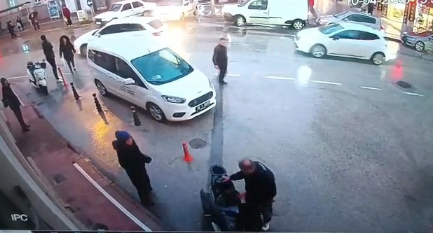 Bursa’da bıçakla saldırı girişimi! Bursa'nın İnegöl ilçesinde trafikte tartıştığı diğer motosiklet sürücüsü Yusuf G.'ye