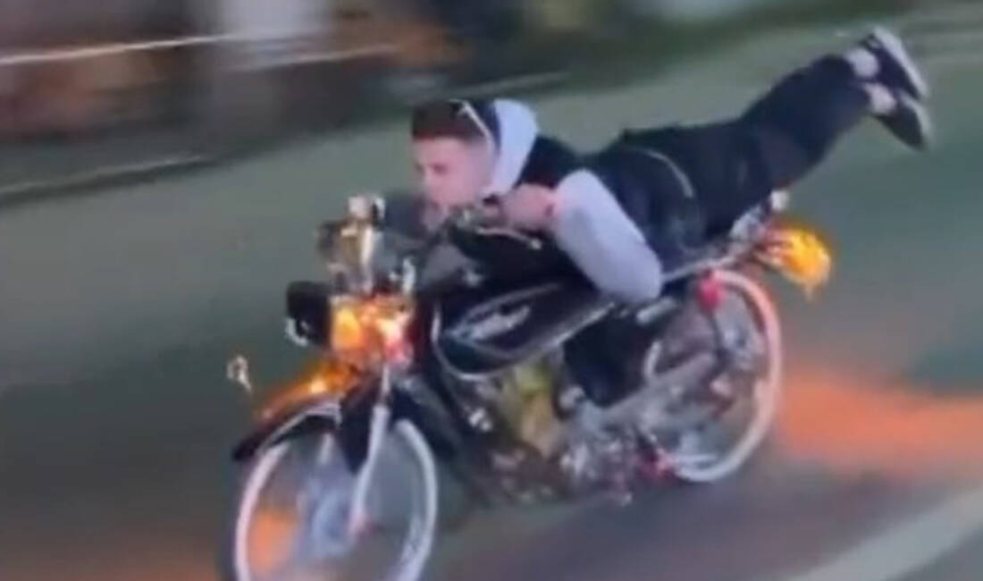 Bursa’da bu hareketin bedeli ağır oldu! Bursa’da motosiklet sürücüsünün trafikte yaptığı tehlikeli hareketler görenleri hayrete düşürdü.