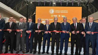 Bu yıl 54.’sü düzenlenen İnegöl Mobilya Fuarı’nın açılış törenine katılan