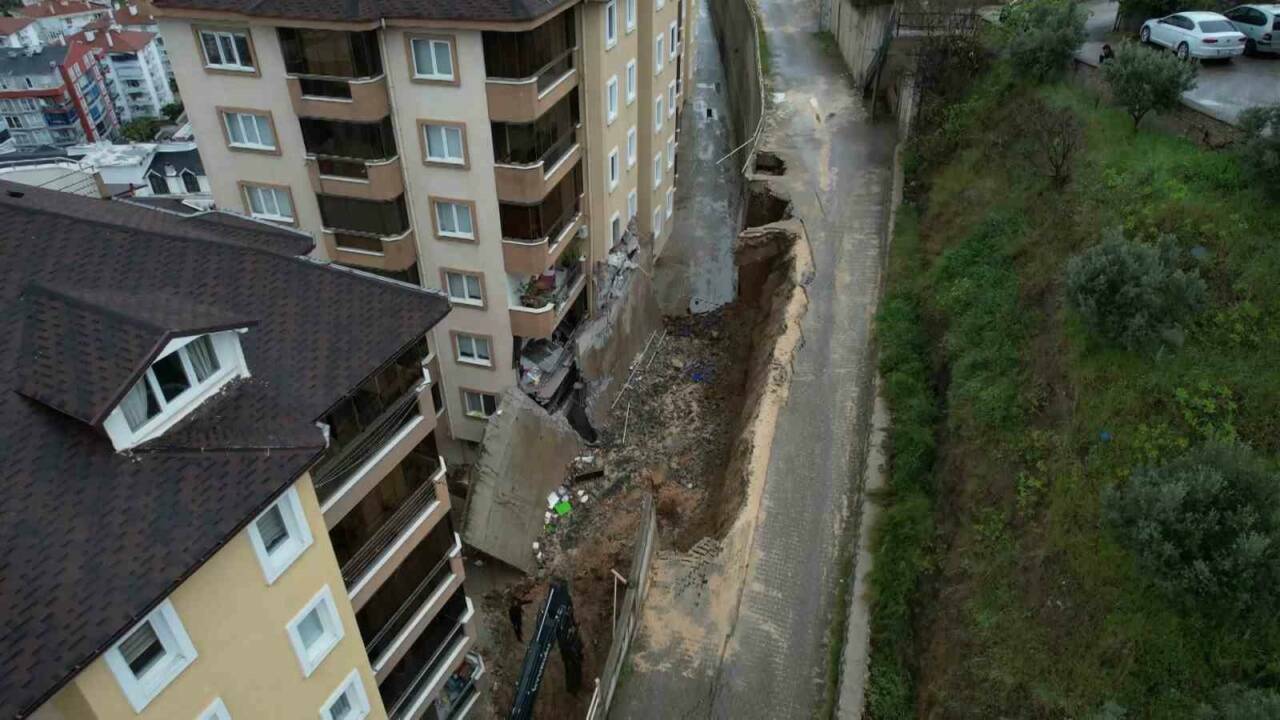 Bursa’da felaket havadan görüntülendi! Başkanvekili Şahin Biba göçük yerinde 2 bursada felaket havadan goruntulendi baskanvekili sahin biba gocuk yerinde 1193e653882d