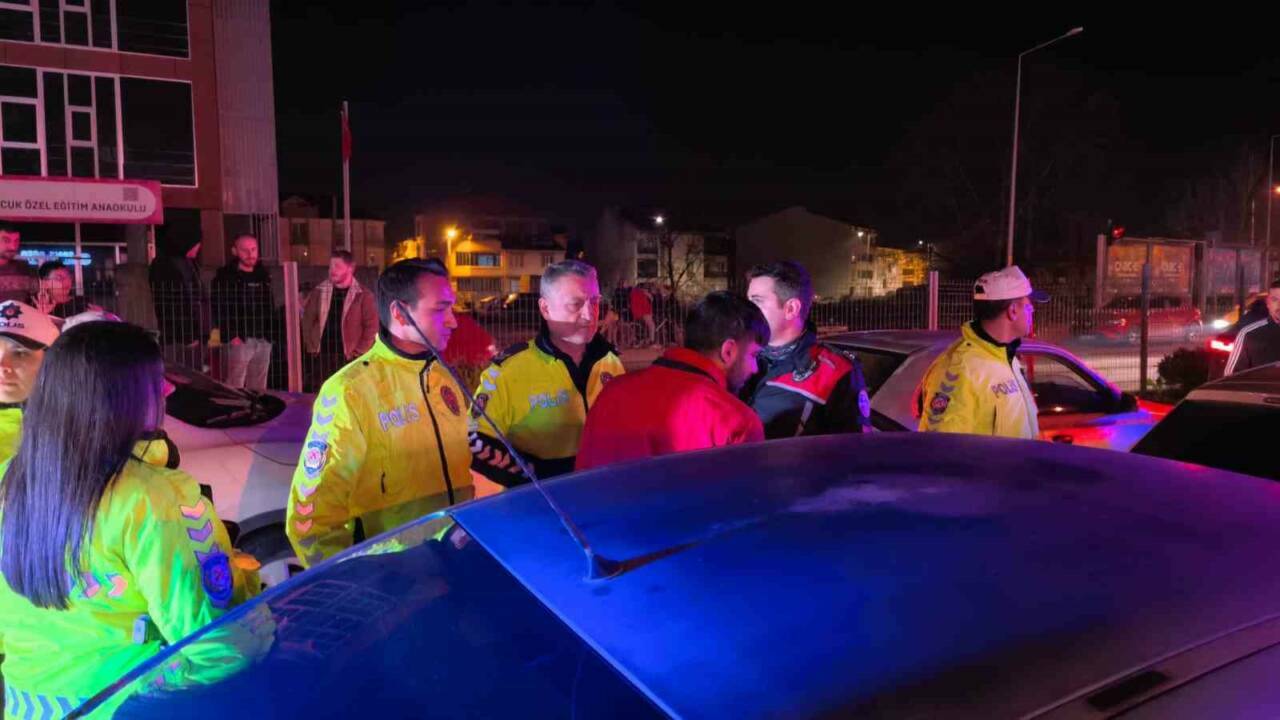 bursada hareketli gece once kaza yaptilar sonra ortaligi karistirdilar f39f4253d48c