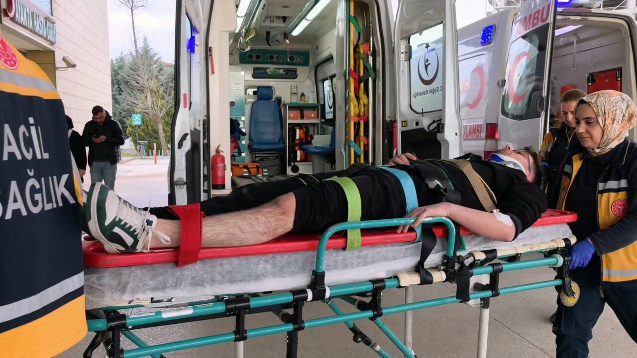 bursada iki otomobilin karistigi kazada suruculer yaralandi 11a707b00d72