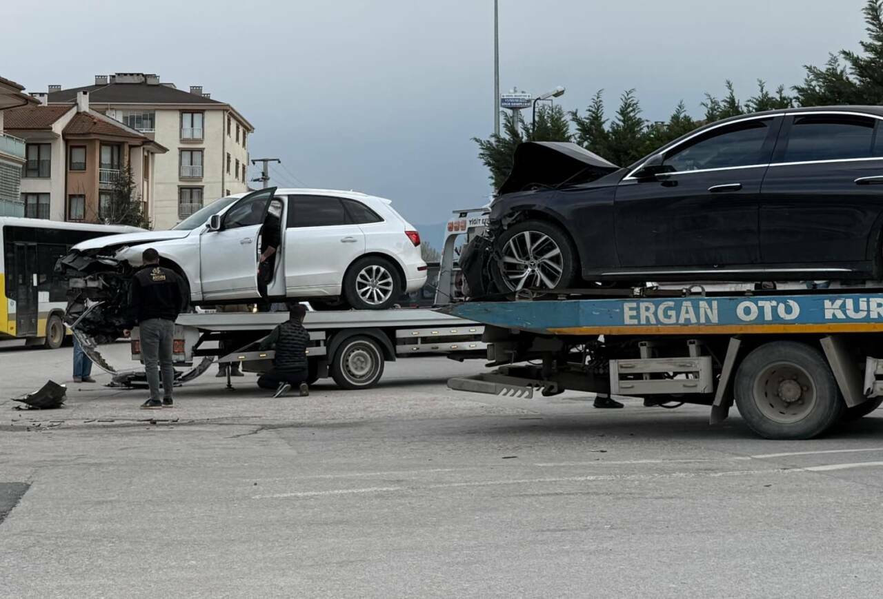 Bursa'da otomobiller çarpıştı 4 bursada iki otomobilin karistigi kazada suruculer yaralandi 821cfd0331ac