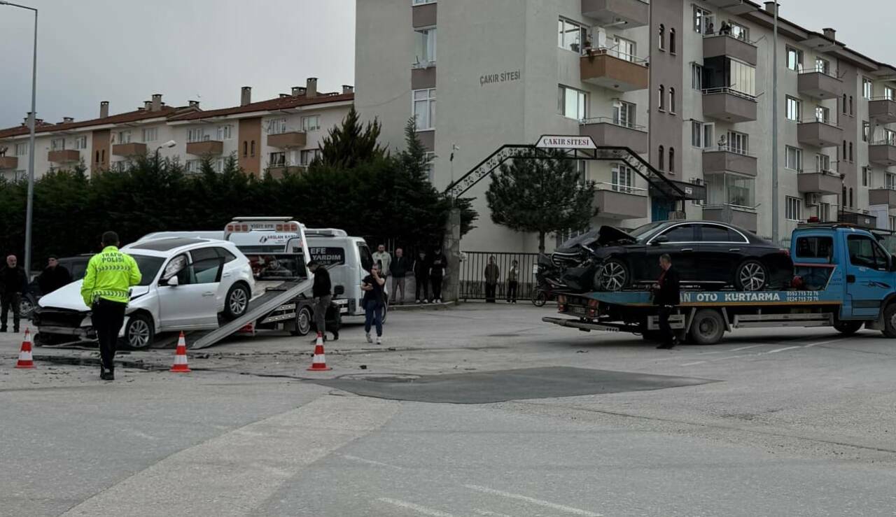 Bursa'da otomobiller çarpıştı 2 bursada iki otomobilin karistigi kazada suruculer yaralandi b69097ca4d2f