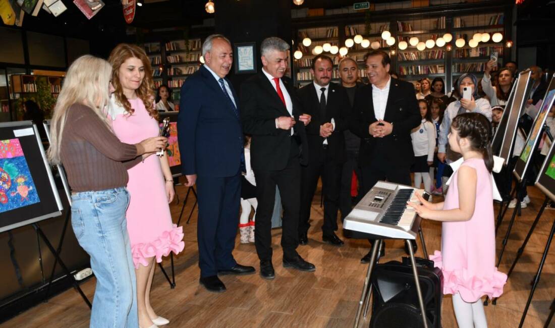 Bursa'da, resme ilgi duyan ilkokul 1. sınıf öğrencisi Defne Gezegen,