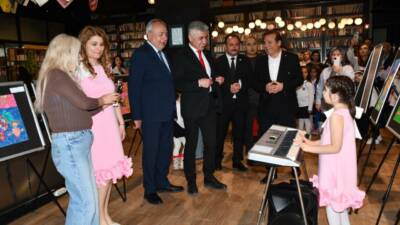 Bursa'da, resme ilgi duyan ilkokul 1. sınıf öğrencisi Defne Gezegen,