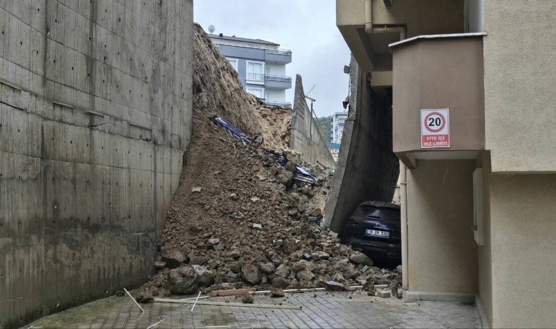 Bursa’da yağış sonrası felaket! Bursa'nın Mudanya ilçesinde yağış sonrası istinat duvarının çökmesi sonucu, apartmanın