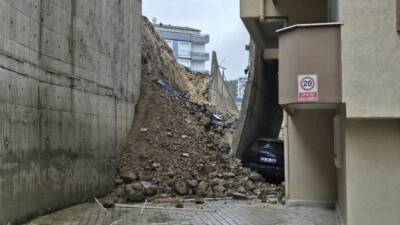 Bursa'nın Mudanya ilçesinde yağış sonrası istinat duvarının çökmesi sonucu, apartmanın