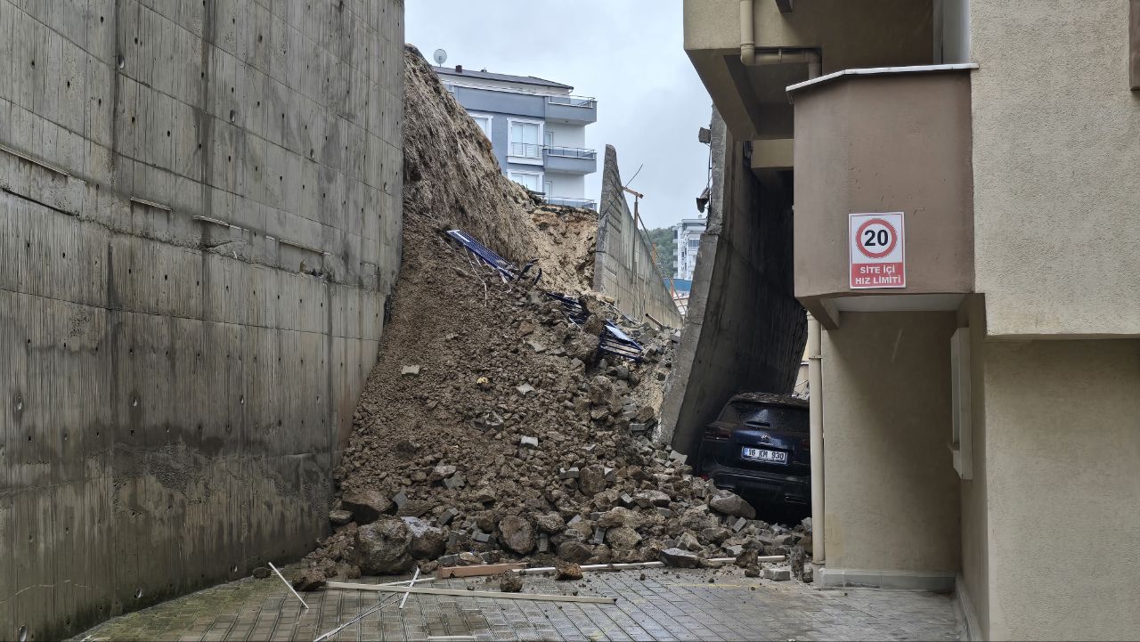 Bursa'da yağış sonrası felaket! 5 bursada istinat duvari coktu 9624aff807bf