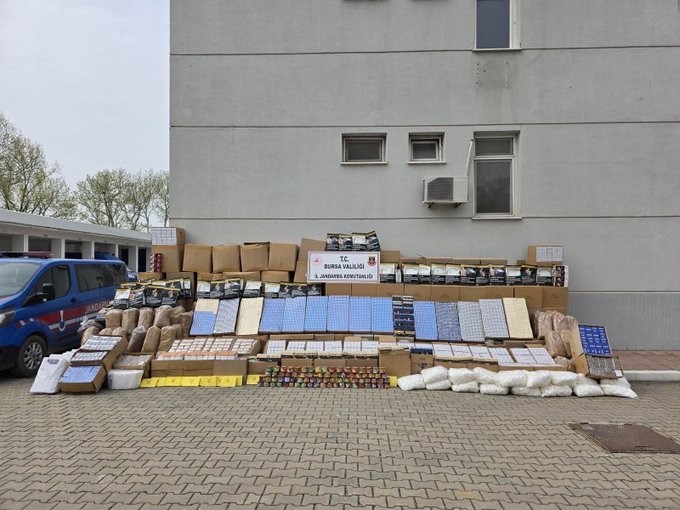 Bursa’nın Yıldırım ilçesinde jandarma ekiplerince düzenlenen kaçakçılık operasyonunda, milyonlarca adet
