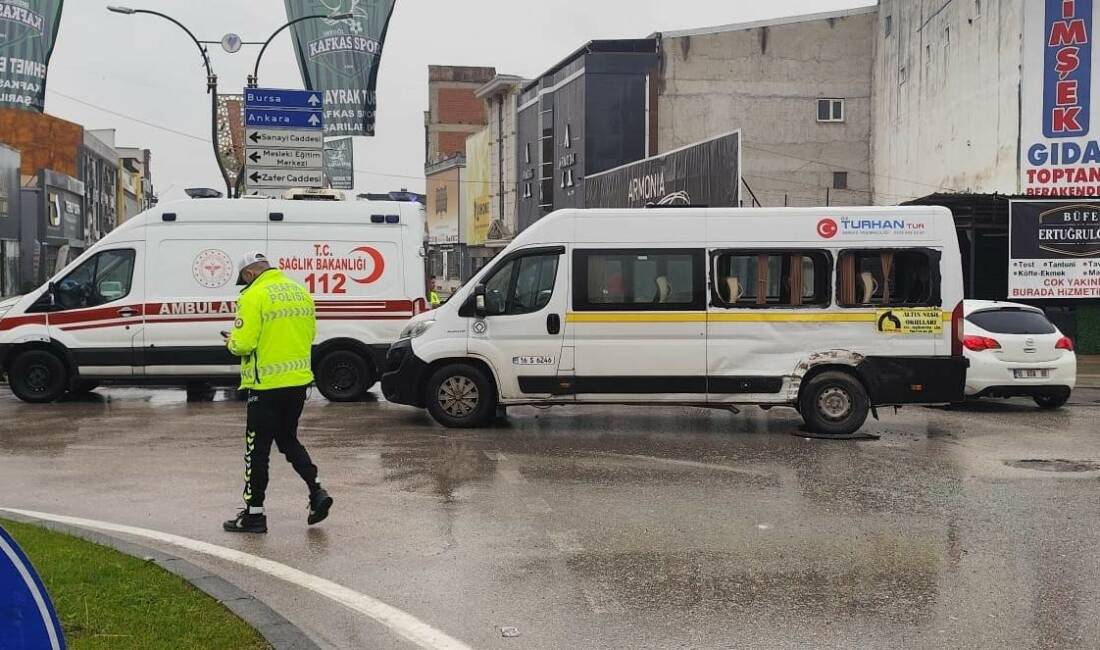 Bursa’da kamyon ile servis minibüsü çarpıştı! Yaralılar var Bursa’nın İnegöl ilçesinde meydana gelen kazada kamyon ile servis minibüsü