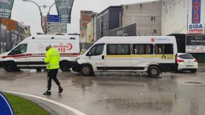 Bursa’nın İnegöl ilçesinde meydana gelen kazada kamyon ile servis minibüsü