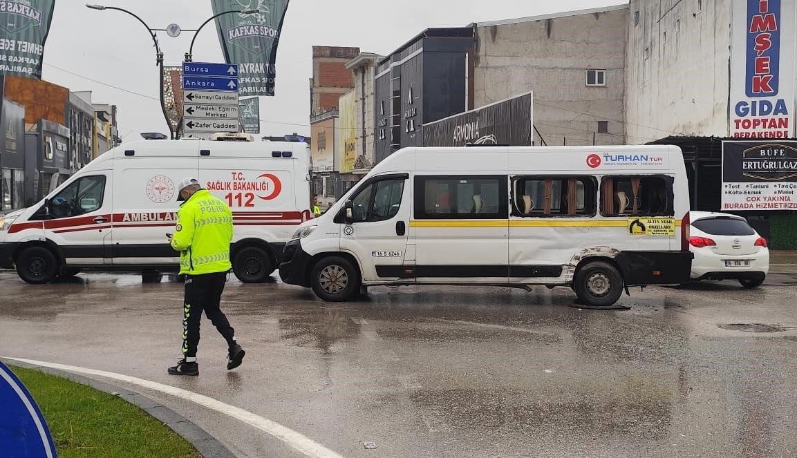 Bursa'da kamyon ile servis minibüsü çarpıştı! Yaralılar var 3 bursada kamyon ile servis minibusu carpisti yaralilar var 318a871bd9ba