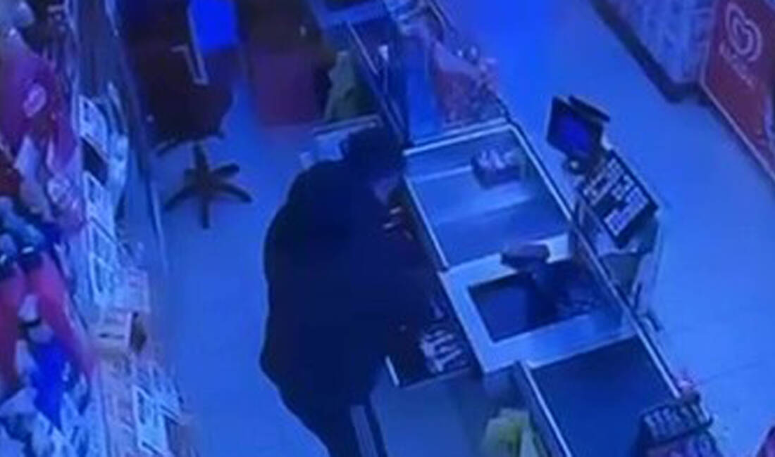 Bursa’da marketten hırsızlık kamerada Bursa’da marketten para ve sigara çalan hırsız kayıplara karıştı. Şüpheliyi