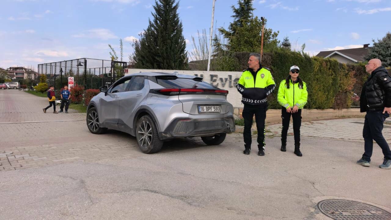 Bursa'da motosiklet otomobile çarptı! 4 bursada motosiklet otomobile carpti f74feebe32f3