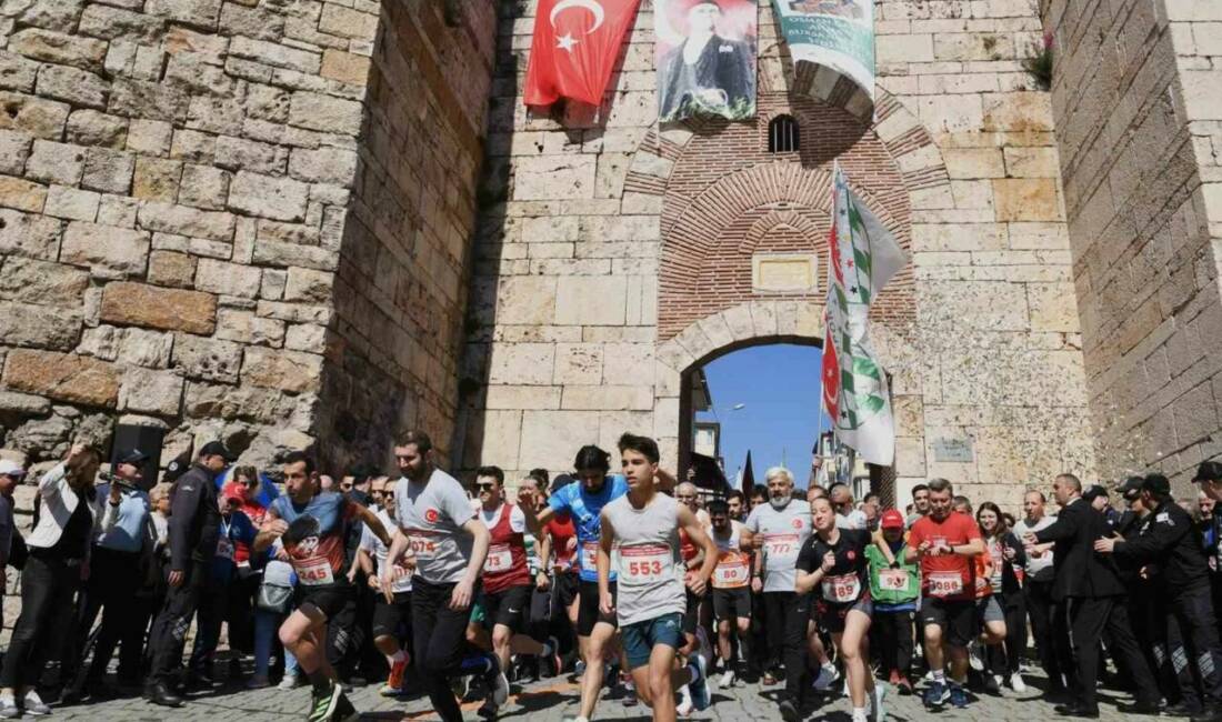 Bursa’da nefesler tutuldu! Tarihi Kent Koşusu için geri sayım Osmangazi Belediyesi’nin bu yıl 21’incisini düzenlediği "Osman Gazi’yi Anma ve
