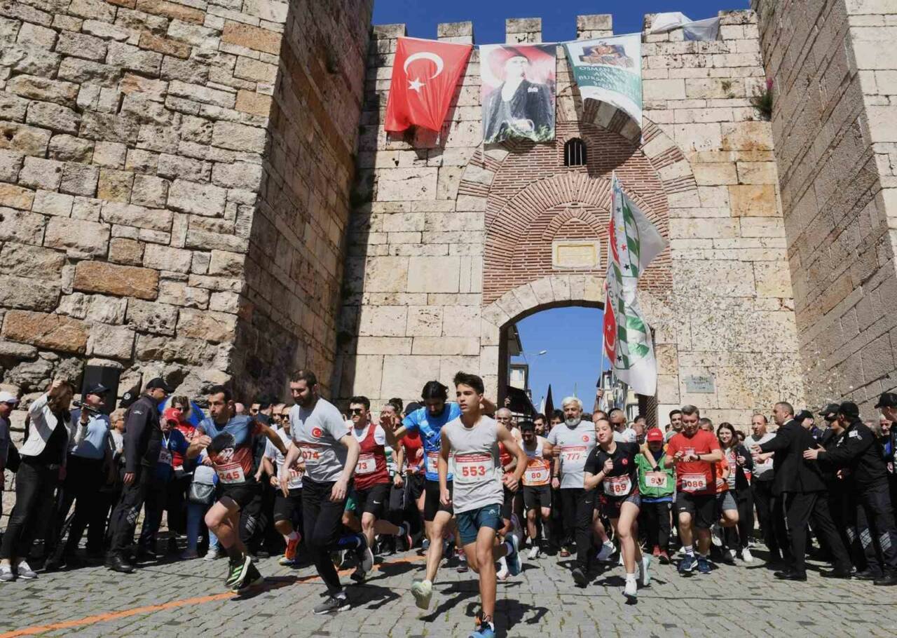 Bursa'da nefesler tutuldu! Tarihi Kent Koşusu için geri sayım 4 bursada nefesler tutuldu tarihi kent kosusu icin geri sayim bbe2c53f1952