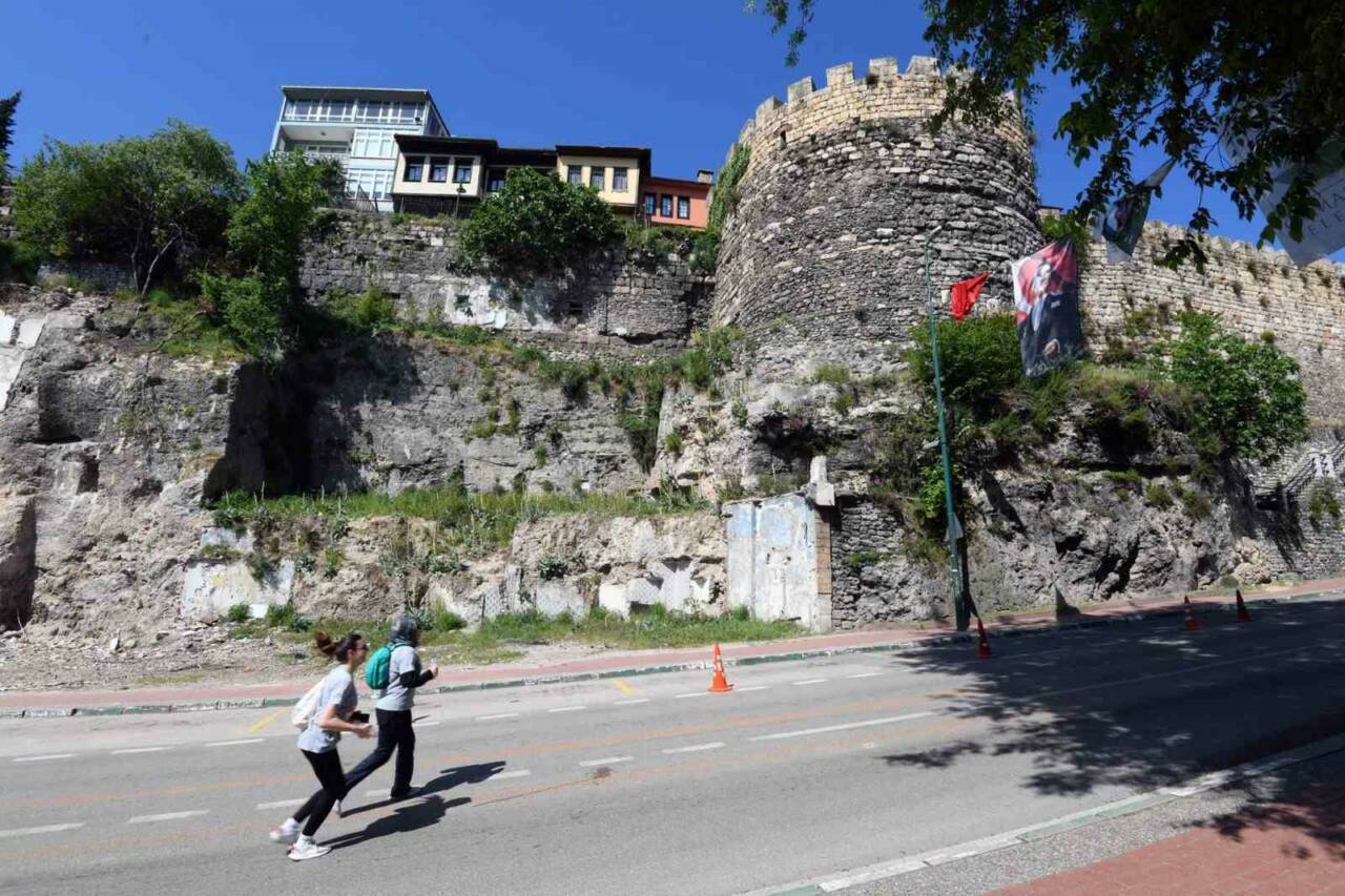 Bursa'da nefesler tutuldu! Tarihi Kent Koşusu için geri sayım 2 bursada nefesler tutuldu tarihi kent kosusu icin geri sayim bfe4a8c51b03
