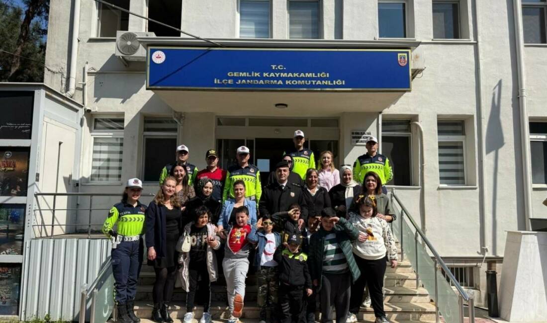 Bursa’da Otizm farkındalığı için jandarmayı ziyaret ettiler Bursa’nın Gemlik ilçesinde Şehit Öğretmen Etem Yaşar İlkokulu öğrencileri, 2