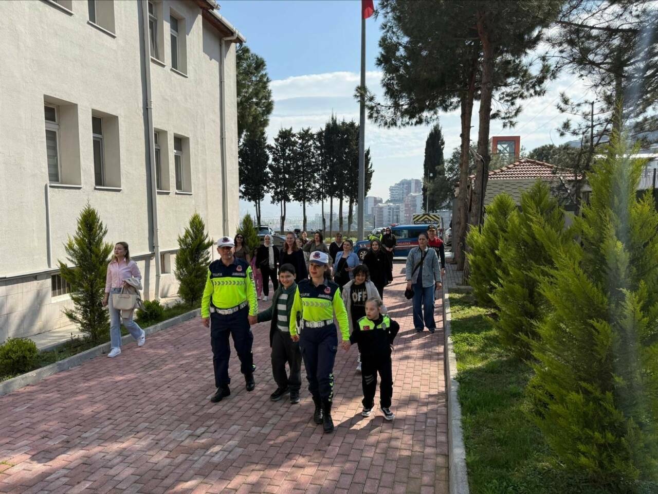 Bursa'da Otizm farkındalığı için jandarmayı ziyaret ettiler 2 bursada otizm farkindaligi icin jandarmayi ziyaret ettiler c45b7c9f271f