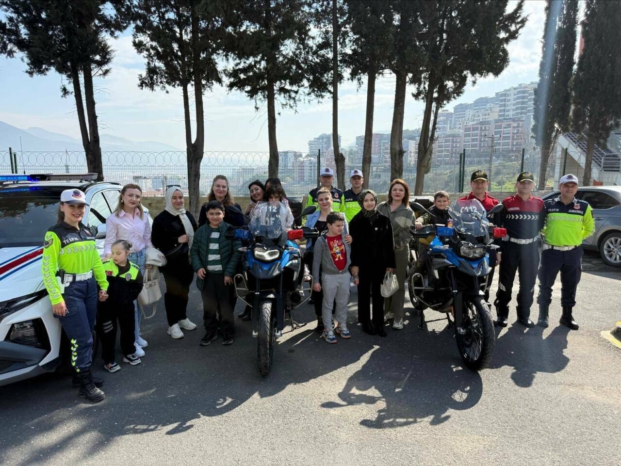 Bursa'da Otizm farkındalığı için jandarmayı ziyaret ettiler 1 bursada otizm farkindaligi icin jandarmayi ziyaret ettiler c819b073ecf3