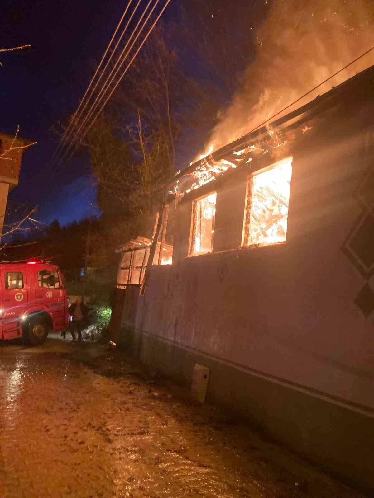Bursa'da sabaha karşı yangın paniği 5 bursada sabaha karsi yangin panigi aadb2900350e