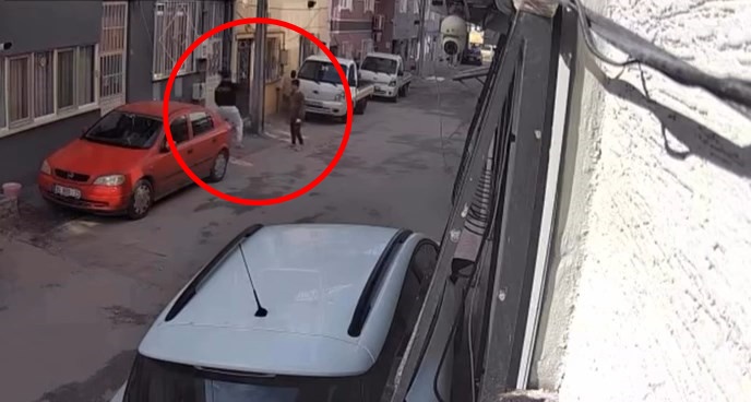 Bursa'da sokakta yürüyen 2 kişiden biri, apartmana ait doğal gaz