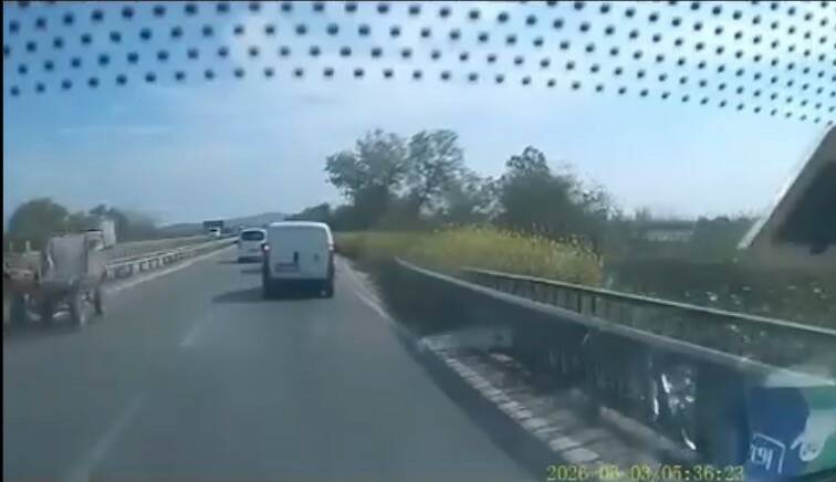 Bursa'da ters yönden gelen at arabası bakın trafiği nasıl tehlikeye attı 1 bursada ters yonden gelen at arabasi bakin trafigi nasil tehlikeye atti 8511ddd13f15