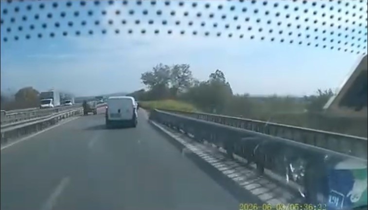 Bursa’da ters yönden gelen at arabası bakın trafiği nasıl tehlikeye attı Bursa İzmir karayolu Karacabey ilçesi yakınlarında Bursa yönüne seyir halinde