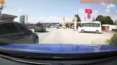 Bursa’da bir sürücünün tehlikeli şekilde makas atması kazaya ramak bıraktı.