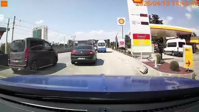 bursada trafikte tehlikeli anlar makas atan surucu kazaya davetiye cikardi 8ed28f84b495