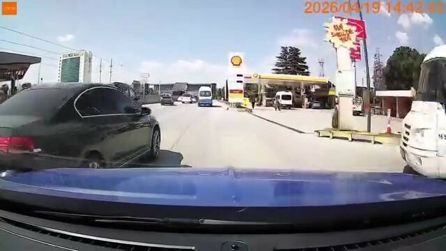 bursada trafikte tehlikeli anlar makas atan surucu kazaya davetiye cikardi b93f1d607121