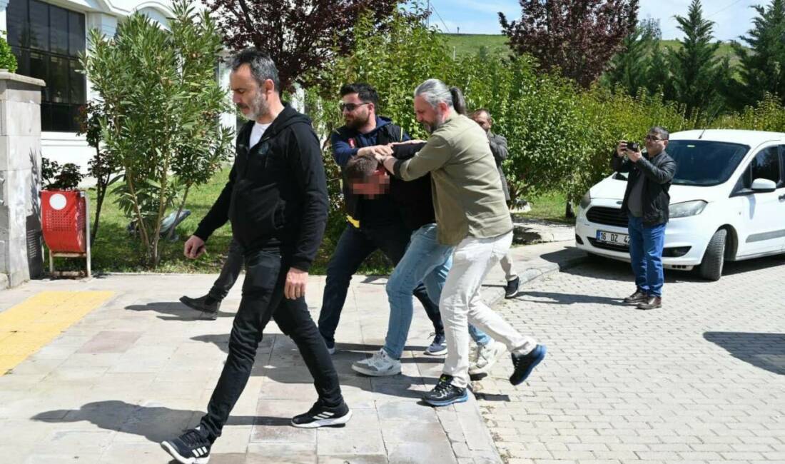 Bursa’da yaşlı kadını öldüren zanlı tutuklandı Bursa’nın Gemlik ilçesinde yaşlı kadını boğazını keserek öldüren zanlı, polis