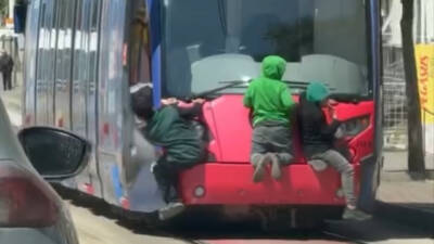 Bursa’da tramvayın arkasına tutunarak ilerleyen 3 çocuk, tehlikeli yolculuklarıyla yürekleri