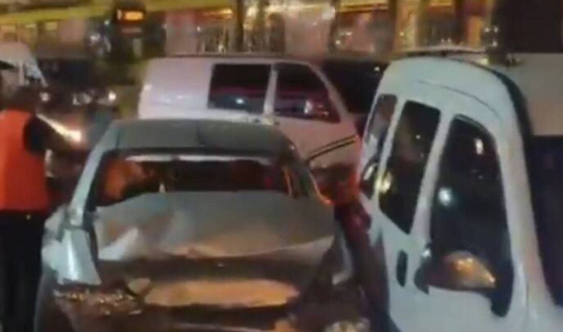 Bursa’da 3 araç birbirine girdi. Kazada şans eseri can kaybı
