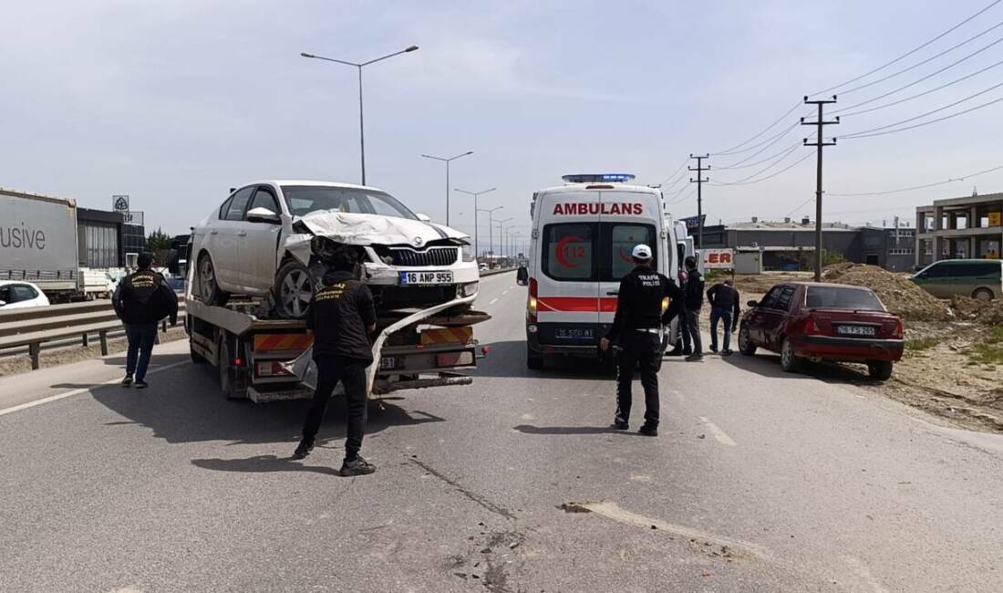 Bursa'nın İnegöl ilçesinde 3 otomobil ile kamyonun karıştığı zincirleme kazada