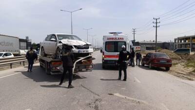 Bursa'nın İnegöl ilçesinde 3 otomobil ile kamyonun karıştığı zincirleme kazada