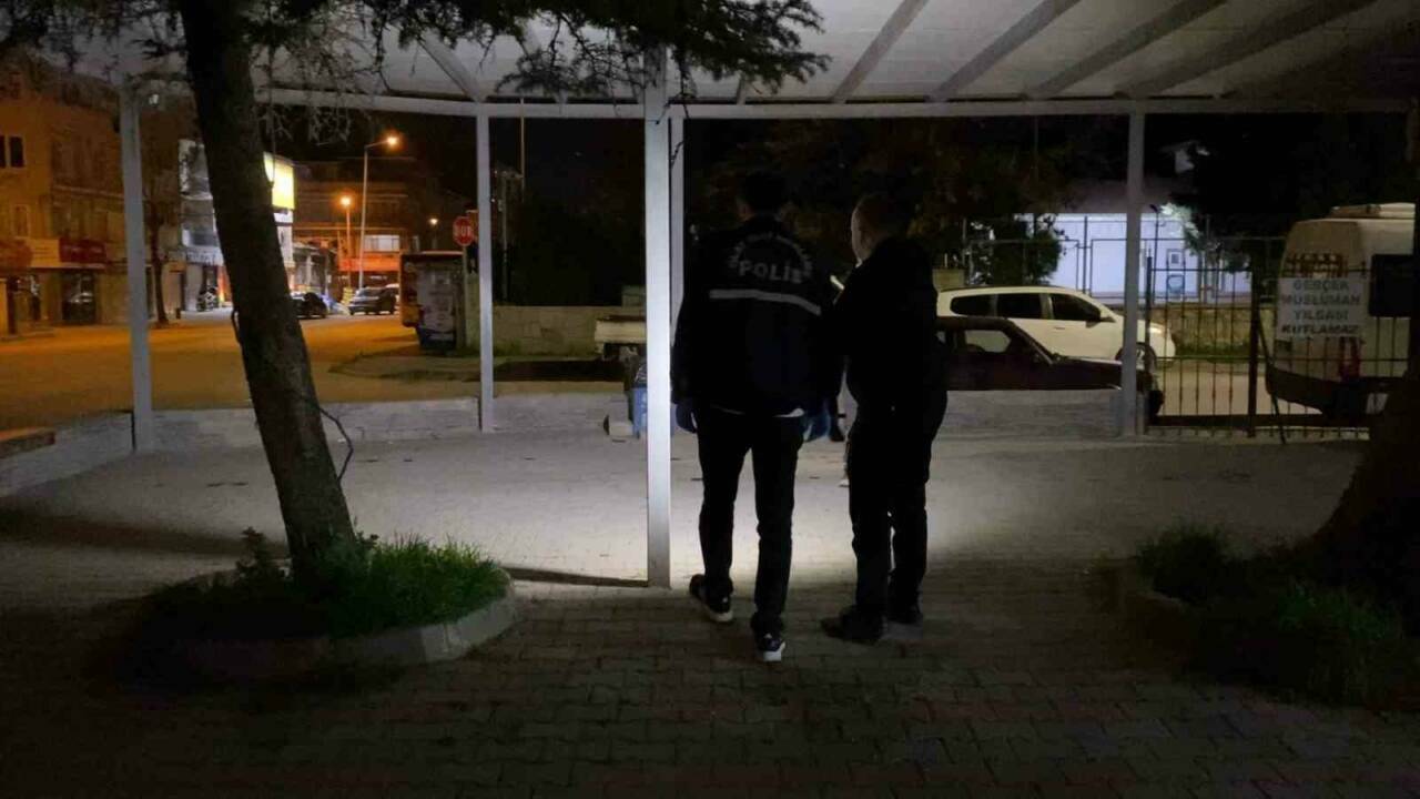 Bursa'daki aşk üçgeni bıçaklı kavgaya dönüştü: 2 yaralı 1 bursadaki ask ucgeni bicakli kavgaya donustu 2 yarali 6b668ff7bff6