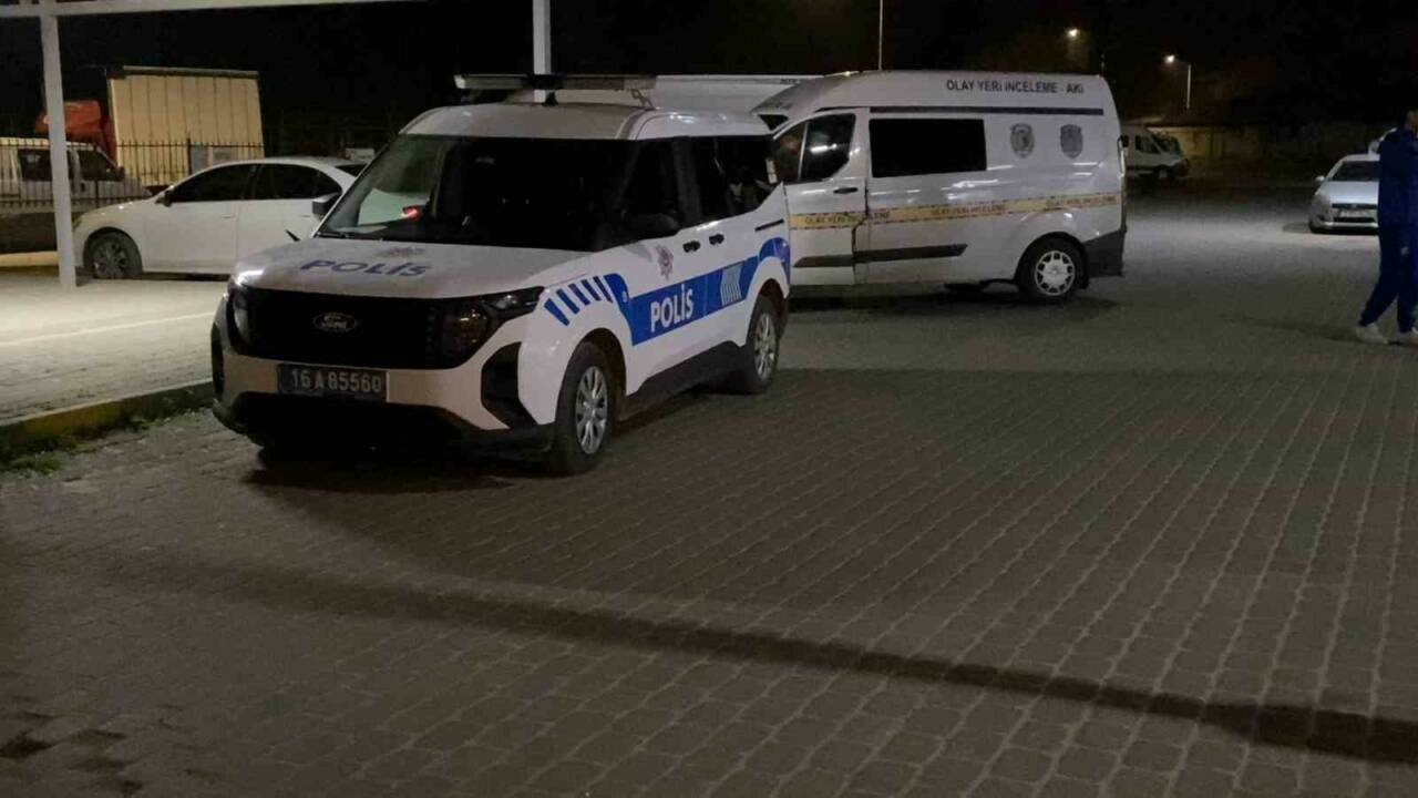 Bursa'daki aşk üçgeni bıçaklı kavgaya dönüştü: 2 yaralı 4 bursadaki ask ucgeni bicakli kavgaya donustu 2 yarali b5b738aee876