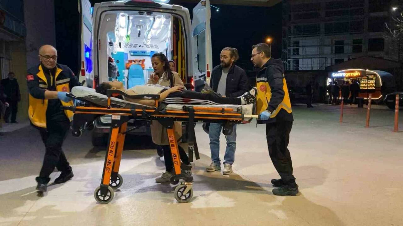 Bursa'daki aşk üçgeni bıçaklı kavgaya dönüştü: 2 yaralı 7 bursadaki ask ucgeni bicakli kavgaya donustu 2 yarali e30194e75ee9