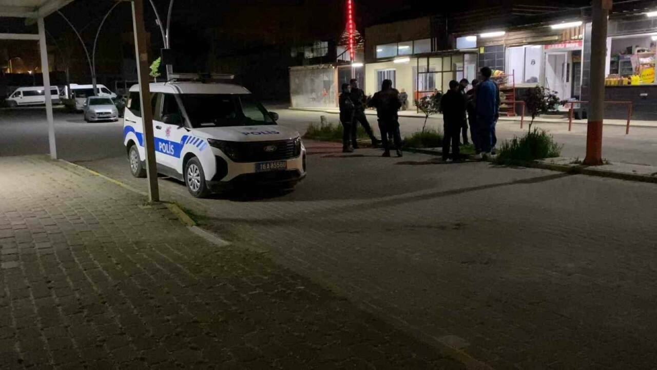 Bursa'daki aşk üçgeni bıçaklı kavgaya dönüştü: 2 yaralı 2 bursadaki ask ucgeni bicakli kavgaya donustu 2 yarali ee08044a8a61