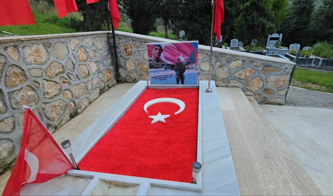 Bursa'nın Mudanya ilçesinde, Şehit Piyade Komando Üsteğmen Tunahan Yavuz'un kabrinde