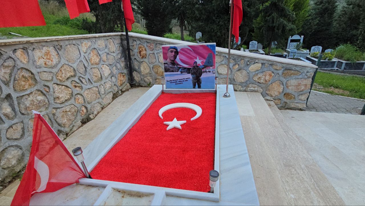 Bursa'nın Mudanya ilçesinde, Şehit Piyade Komando Üsteğmen Tunahan Yavuz'un kabrinde
